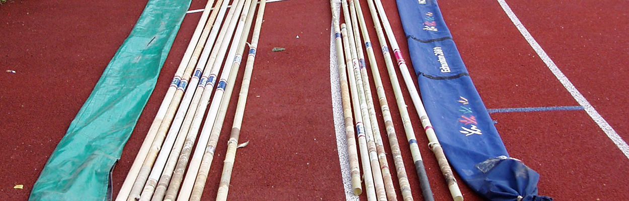 Stabhochsprungstäbe auf dem Sportplatz am Boden liegend